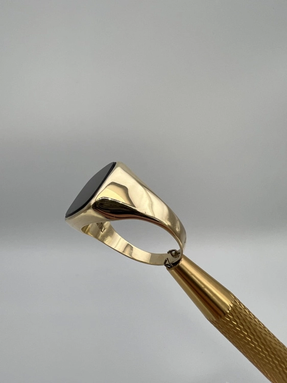 uzywany-zloty-pierscionek-sygnet-z-czarnym-oczkiem-z-czarna-emalia-zloto-gold-z-drugiej-reki-bizuteria-2.jpg