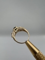 uzywany-pierscionek-ze-zlota-z-zielonym-oczkiem-i-zdobieniami-gold-bizuteria-z-drugiej-reki-jubiler-4.jpg
