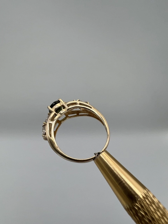 uzywany-pierscionek-ze-zlota-z-zielonym-oczkiem-i-zdobieniami-gold-bizuteria-z-drugiej-reki-jubiler-4.jpg