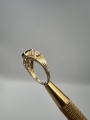 uzywany-pierscionek-ze-zlota-z-zielonym-oczkiem-i-zdobieniami-gold-bizuteria-z-drugiej-reki-jubiler-5.jpg