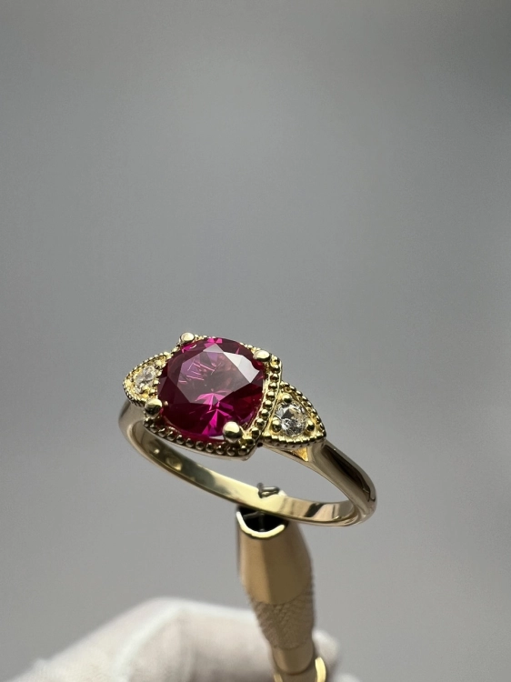 zloty-odnowiony-pierscionek-z-malinowa-cyrkonia-i-mniejszymi-cyrkoniami-odswiezone-zloto-zlota-bizuteria-z-drugiej-reki-second-hand-gold-8.jpg