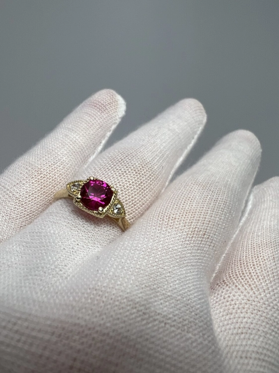 zloty-odnowiony-pierscionek-z-malinowa-cyrkonia-i-mniejszymi-cyrkoniami-odswiezone-zloto-zlota-bizuteria-z-drugiej-reki-second-hand-gold-11.jpg