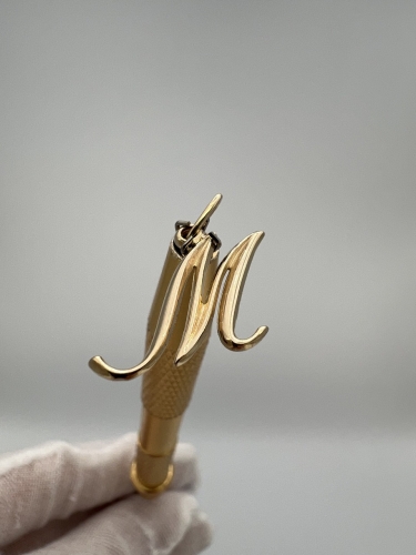 zlota-przywieszka-literka-m-zloto-z-drugiej-reki-zlota-odnowiona-bizuteria-second-hand-gold-jubiler-zawieszka-1.jpg