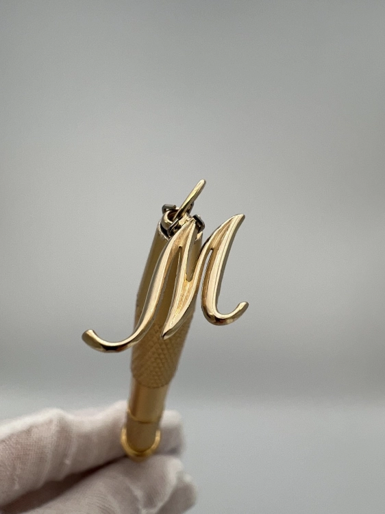 zlota-przywieszka-literka-m-zloto-z-drugiej-reki-zlota-odnowiona-bizuteria-second-hand-gold-jubiler-zawieszka-1.jpg