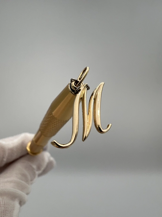 zlota-przywieszka-literka-m-zloto-z-drugiej-reki-zlota-odnowiona-bizuteria-second-hand-gold-jubiler-zawieszka-2.jpg