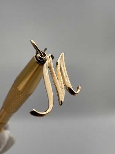 zlota-przywieszka-literka-m-zloto-z-drugiej-reki-zlota-odnowiona-bizuteria-second-hand-gold-jubiler-zawieszka-3.jpg