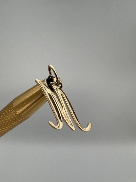 zlota-przywieszka-literka-m-zloto-z-drugiej-reki-zlota-odnowiona-bizuteria-second-hand-gold-jubiler-zawieszka-4.jpg