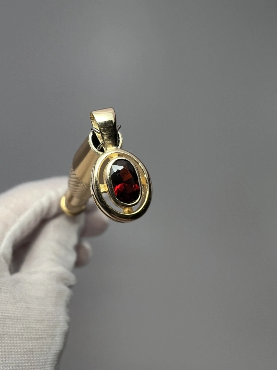 zlota-przywieszka-z-drugiej-reki-zloto-odnowiona-bizuteria-ze-zlota-przywieszka-z-bordowym-burgundowym-oczkiem-second-hand-gold-jubiler-zloto-585-1.jpg
