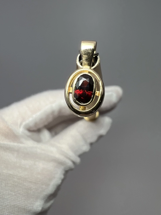 zlota-przywieszka-z-drugiej-reki-zloto-odnowiona-bizuteria-ze-zlota-przywieszka-z-bordowym-burgundowym-oczkiem-second-hand-gold-jubiler-zloto-585-2.jpg
