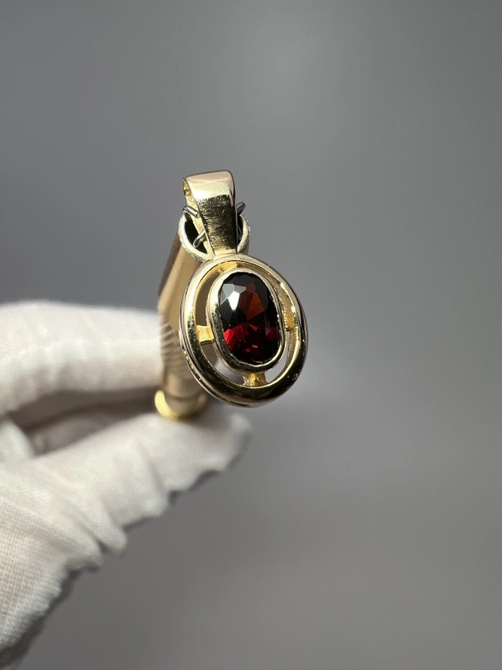 zlota-przywieszka-z-drugiej-reki-zloto-odnowiona-bizuteria-ze-zlota-przywieszka-z-bordowym-burgundowym-oczkiem-second-hand-gold-jubiler-zloto-585-3.jpg