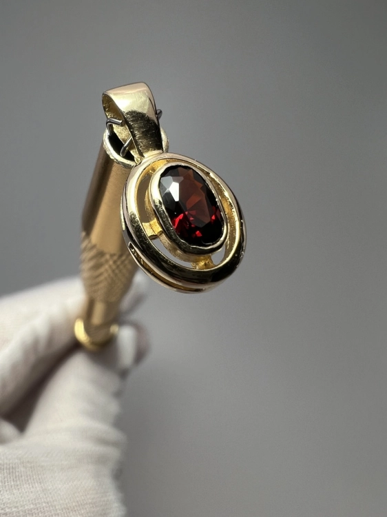 zlota-przywieszka-z-drugiej-reki-zloto-odnowiona-bizuteria-ze-zlota-przywieszka-z-bordowym-burgundowym-oczkiem-second-hand-gold-jubiler-zloto-585-6.jpg