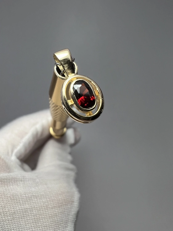 zlota-przywieszka-z-drugiej-reki-zloto-odnowiona-bizuteria-ze-zlota-przywieszka-z-bordowym-burgundowym-oczkiem-second-hand-gold-jubiler-zloto-585-7.jpg