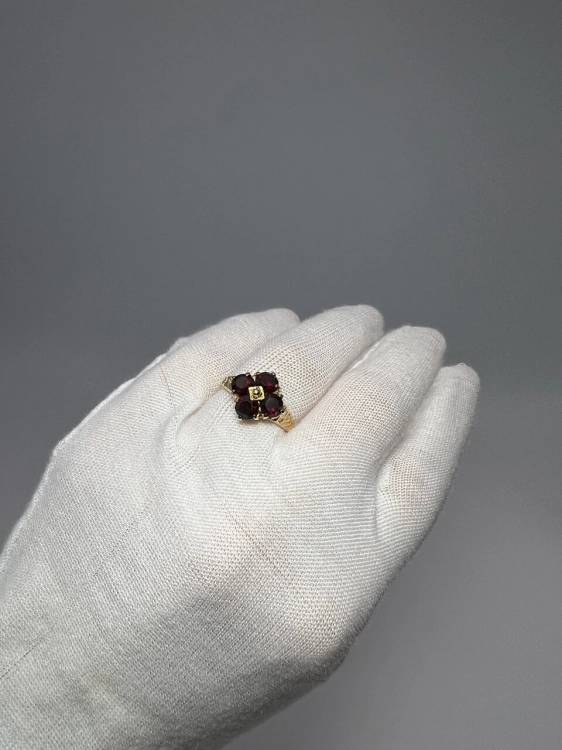 second-hand-gold-jubiler-bizuteria-750-zloto-z-drugiej-reki-odnowione-zloty-pierscionek-18k-z-granatami-rozmiar-15-2.jpg