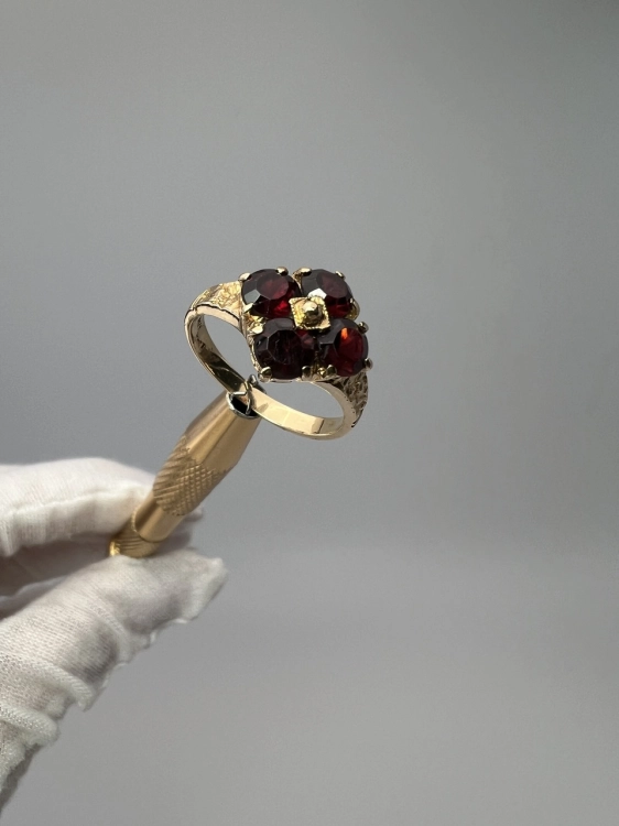 second-hand-gold-jubiler-bizuteria-750-zloto-z-drugiej-reki-odnowione-zloty-pierscionek-18k-z-granatami-rozmiar-15-5.jpg