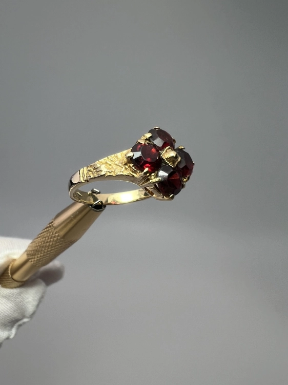 second-hand-gold-jubiler-bizuteria-750-zloto-z-drugiej-reki-odnowione-zloty-pierscionek-18k-z-granatami-rozmiar-15-8.jpg