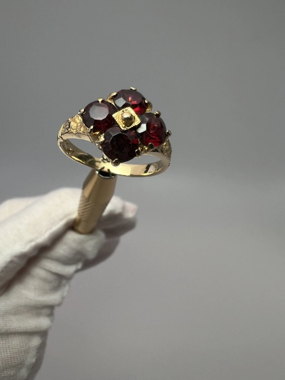 second-hand-gold-jubiler-bizuteria-750-zloto-z-drugiej-reki-odnowione-zloty-pierscionek-18k-z-granatami-rozmiar-15-9.jpg